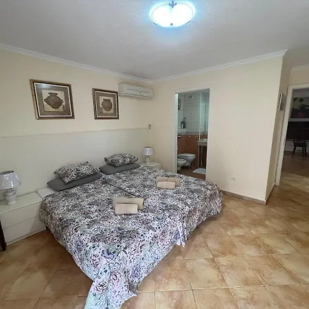 With Private Pool And Beautiful Garden بيت للعطل