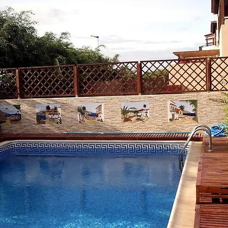 With Private Pool And Beautiful Garden بيت للعطل