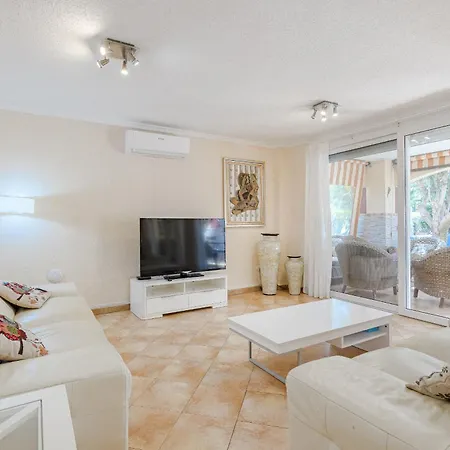 With Private Pool And Beautiful Garden بيت للعطل *