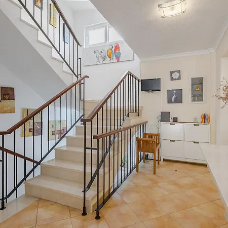 With Private Pool And Beautiful Garden * لوس كريستيانوس