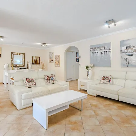 With Private Pool And Beautiful Garden لوس كريستيانوس
