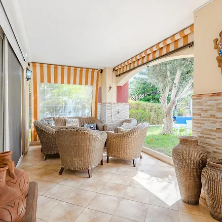 With Private Pool And Beautiful Garden بيت للعطل *