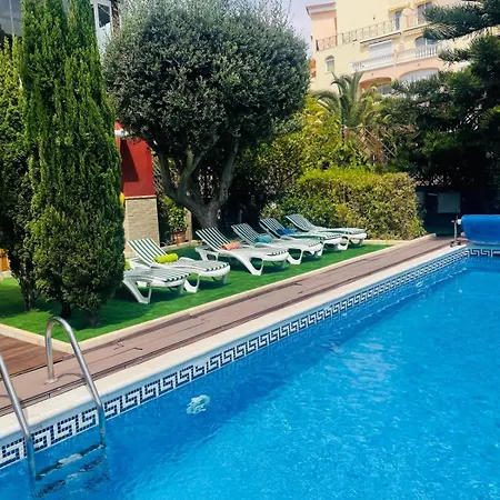 With Private Pool And Beautiful Garden بيت للعطل