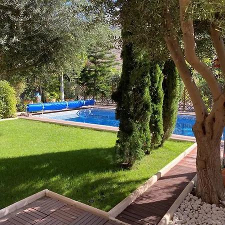 With Private Pool And Beautiful Garden بيت للعطل