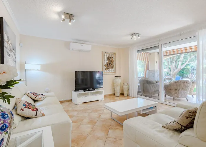 With Private Pool And Beautiful Garden بيت للعطل *