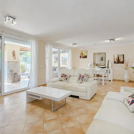 With Private Pool And Beautiful Garden *