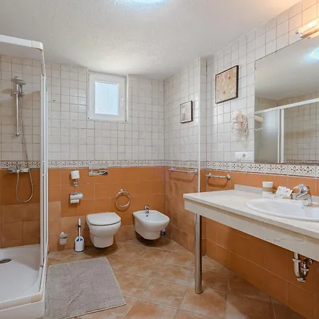 Дом отдыха With Private Pool And Beautiful Garden Лос Кристианос