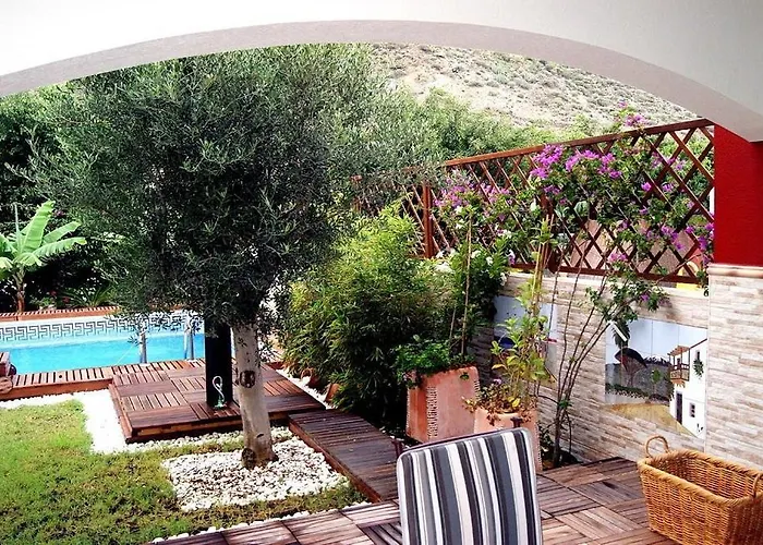 With Private Pool And Beautiful Garden *