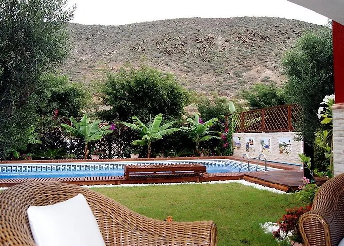 With Private Pool And Beautiful Garden 洛斯克里斯蒂亚诺斯