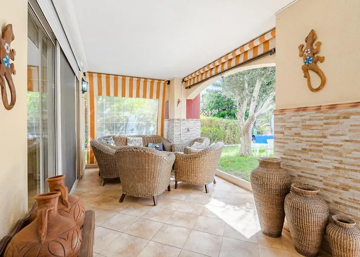 With Private Pool And Beautiful Garden 度假居 *