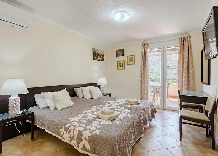 With Private Pool And Beautiful Garden 度假居 洛斯克里斯蒂亚诺斯