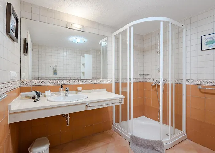 With Private Pool And Beautiful Garden 度假居